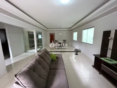 Casa com 3 Quartos à venda, 216m² no Segismundo Pereira, Uberlândia