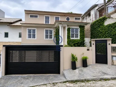 Casa com 3 Quartos para alugar, 257m² no Agronômica, Florianópolis