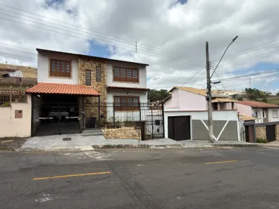 Casa com 3 Quartos à venda, 270m² no Bosque dos Pinheiros, Juiz de Fora