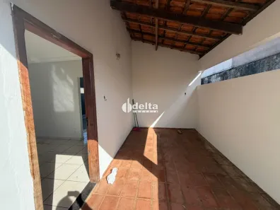 Casa com 3 Quartos para alugar, 100m² no Cidade Jardim, Uberlândia