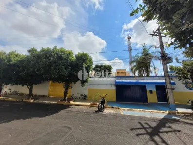 Ponto Comercial para alugar, 950m² no Presidente Roosevelt, Uberlândia