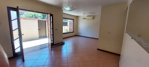 Casa com 3 Quartos para alugar, 156m² no Cavaleiros, Macaé