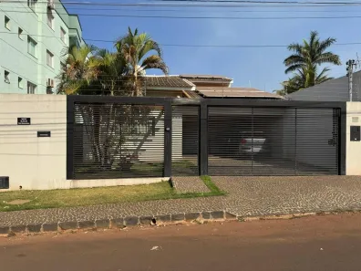 Casa com 4 Quartos para alugar, 244m² no Setor Universitário, Rio Verde