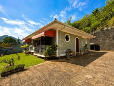 Casa com 3 Quartos à venda, 116m² no Quarteirão Brasileiro, Petrópolis
