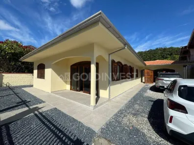 Casa com 3 Quartos para alugar, 252m² no Santa Luzia, Brusque