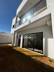 Casa com 3 Quartos à venda, 138m² no Novo Mundo, Uberlândia