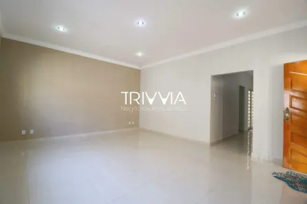 Casa com 5 Quartos para alugar, 220m² no Santa Mônica, Uberlândia