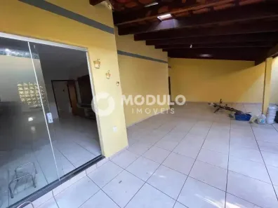 Casa com 3 Quartos para alugar, 240m² no Segismundo Pereira, Uberlândia