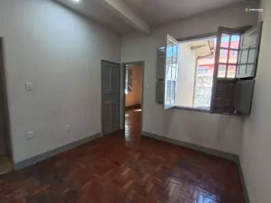 Casa com 2 Quartos para alugar, 70m² no Sagrada Família, Belo Horizonte