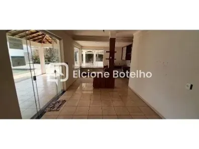 Prédio Comercial com 5 Quartos para alugar, 600m² no Umuarama, Uberlândia