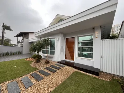 Casa com 3 Quartos para alugar, 176m² no Saguaçu, Joinville