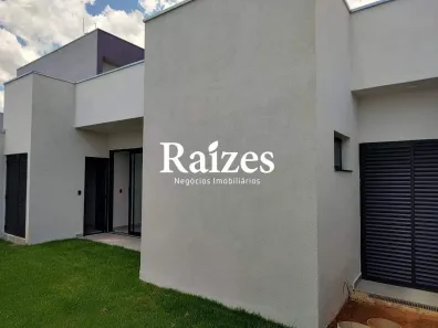 Casa com 3 Quartos à venda, 144m² no Jardim Holanda, Uberlândia