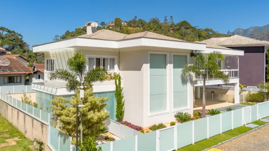 Casa de Condomínio com 4 Quartos à venda, 295m² no Pimenteiras, Teresópolis