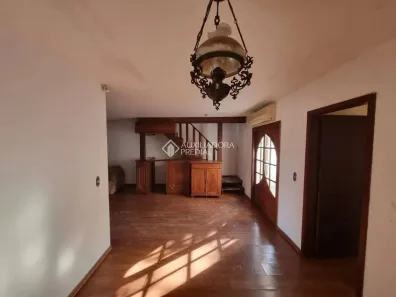 Casa com 3 Quartos para alugar, 230m² no Camaquã, Porto Alegre