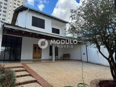 Casa com 3 Quartos para alugar, 288m² no Osvaldo Rezende, Uberlândia
