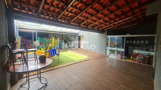Imóvel Comercial com 3 Quartos à venda, 200m² no Marta Helena, Uberlândia