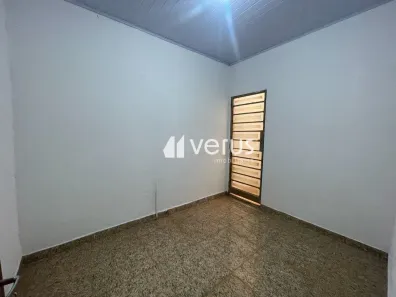 Casa com 2 Quartos para alugar, 52m² no Jardim Europa, Uberlândia