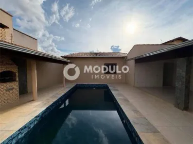 Casa com 3 Quartos para alugar, 220m² no Santa Mônica, Uberlândia