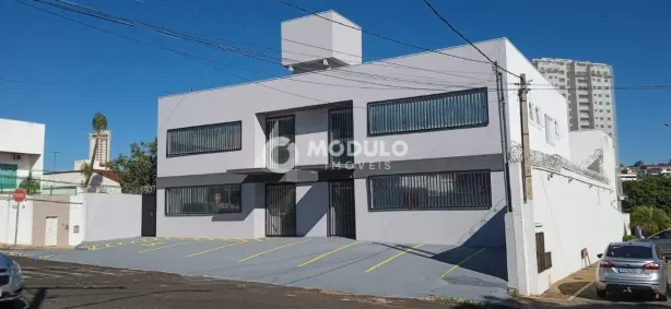 Prédio Comercial para alugar, 586m² no Saraiva, Uberlândia