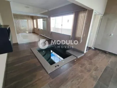Casa com 3 Quartos para alugar, 250m² no Jardim Karaíba, Uberlândia