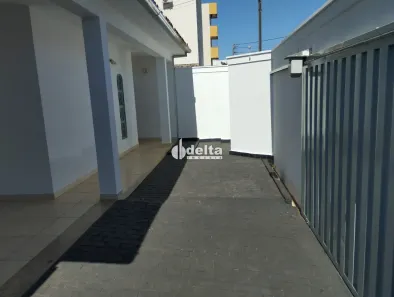 Casa com 4 Quartos à venda, 220m² no Santa Mônica, Uberlândia