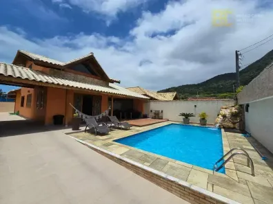 Sobrado com 4 Quartos à venda, 248m² no Centro, Peruíbe