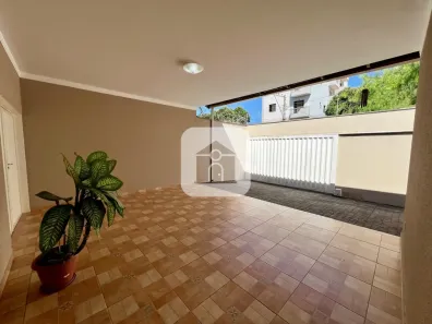 Casa com 4 Quartos para alugar, 220m² no Santa Mônica, Uberlândia