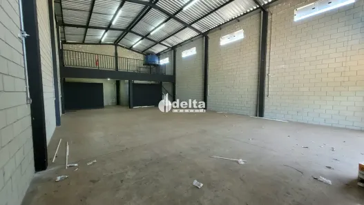 Ponto Comercial para alugar, 245m² no Chácaras Tubalina e Quartel, Uberlândia