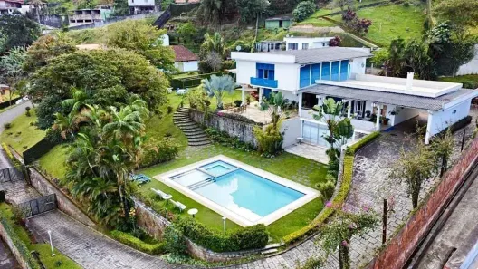 Sobrado com 6 Quartos à venda, 1000m² no Quitandinha, Petrópolis