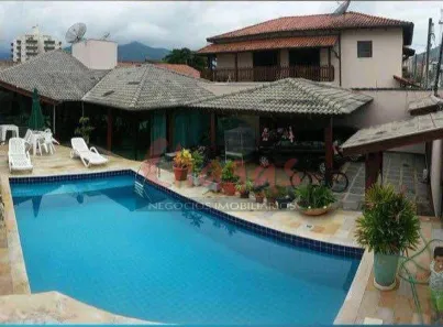 Sobrado com 4 Quartos à venda, 200m² no Loteamento Balneário Camburi, Caraguatatuba