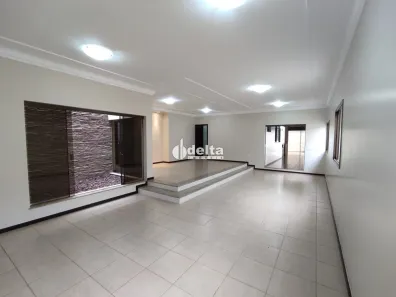 Casa com 3 Quartos para alugar, 262m² no Jardim Karaíba, Uberlândia