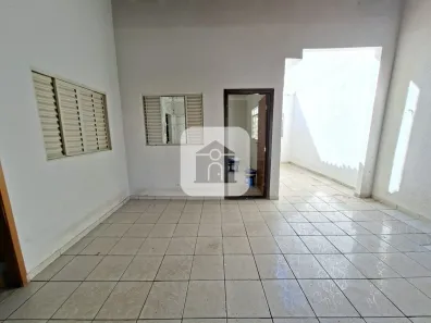 Casa com 3 Quartos para alugar, 70m² no Santa Mônica, Uberlândia