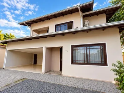 Sobrado com 3 Quartos à venda, 255m² no Floresta, Joinville