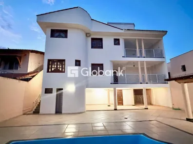 Casa com 4 Quartos para alugar, 570m² no Ibituruna, Montes Claros