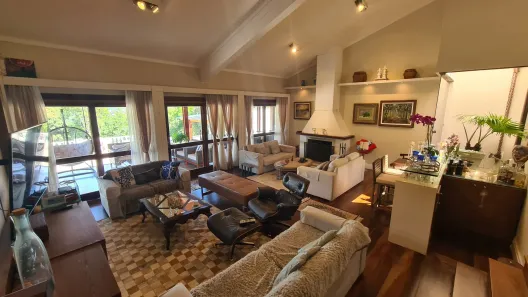 Casa com 5 Quartos à venda, 400m² no Valparaíso, Petrópolis