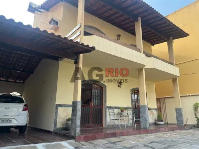 Casa com 3 Quartos à venda, 245m² no Vila Valqueire, Rio de Janeiro