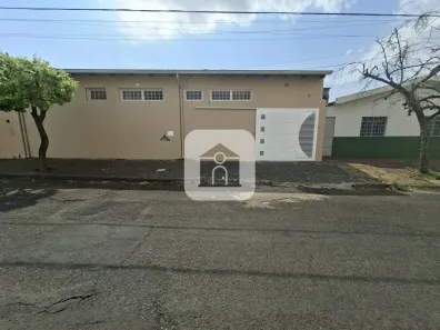 Casa com 2 Quartos para alugar, 60m² no Presidente Roosevelt, Uberlândia