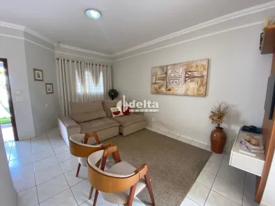 Casa com 3 Quartos para alugar, 152m² no Segismundo Pereira, Uberlândia