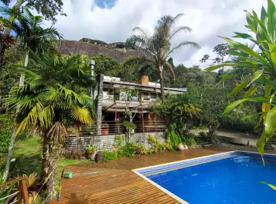 Casa com 4 Quartos para venda ou aluguel, 400m² no Samambaia, Petrópolis