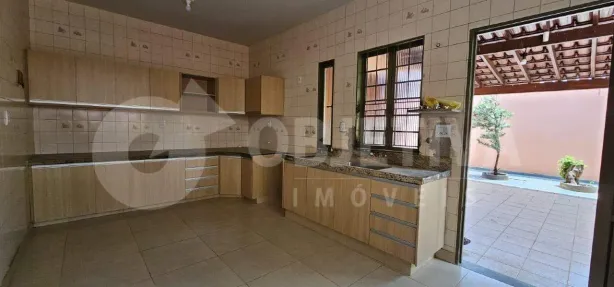 Casa com 3 Quartos à venda, 250m² no Santa Mônica, Uberlândia