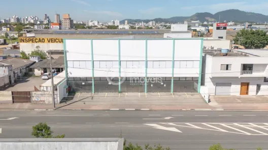 Ponto Comercial para alugar, 858m² no Revoredo, Tubarão