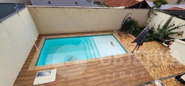 Casa com 3 Quartos para alugar, 250m² no Jardim Karaíba, Uberlândia