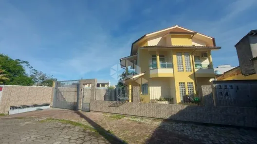 Apartamento com 3 Quartos para alugar, 130m² no Carianos, Florianópolis