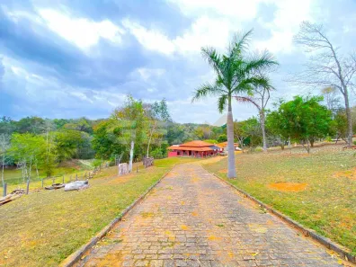 Fazenda/Sítio com 4 Quartos à venda, 180m² no Área Rural de Divinópolis, Divinópolis
