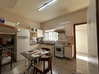 Casa com 5 Quartos à venda, 300m² no Umuarama, Uberlândia