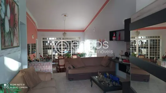 Casa com 3 Quartos à venda, 240m² no Jardim Colina, Uberlândia