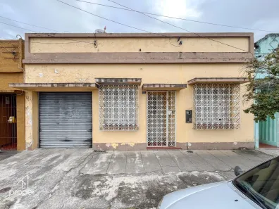 Casa com 2 Quartos para alugar, 120m² no Centro, Pelotas