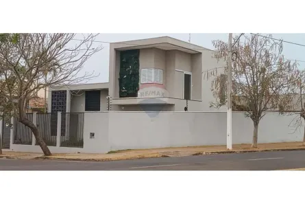 Sobrado com 4 Quartos à venda, 220m² no Loteamento Residencial Três Américas, Rondonópolis
