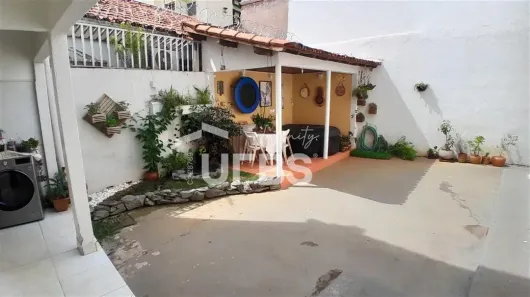 Sobrado com 6 Quartos à venda, 350m² no Setor Central, Goiânia