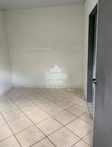 Casa com 2 Quartos para alugar, 50m² no Santa Mônica, Uberlândia